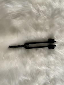 Ymby อะลูมิเนียมอัลลอยสีดำ OM 136.1Hz ส้อมเสียงบำบัดโยคะเสียงการทำสมาธิฮวงจุ้ยอ่างอาบน้ำ - Product Image 2