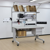 Mesa de Embalaje ESD Ajustable con Manivela Manual DETALL para Producción en Cuartos Limpios con Estantes Modulares, Cajones y Opciones de Accesorios