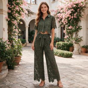 Conjunto de 2 piezas de verano para <span class=keywords><strong>mujer</strong></span>: Camisa corta con cuello y botones de encaje calado de manga corta y pantalones anchos de cintura alta con cinturón - Product Image 6