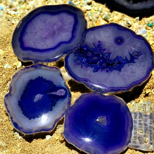 Rodajas Pulidas de Ágata Azul y Púrpura Natural de Alta Calidad, con Forma Irregular Iridiscente, para la Elaboración de Joyas - Product Image 1