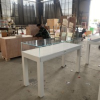 Vitrine de présentation de bijoux en verre trempé avec écran LED, design durable, usage commercial, centre commercial, luxe