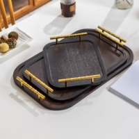 Ensemble de plateaux de service en bois massif, coins arrondis, poignées dorées, peinture électrostatique foncée, sculpture monobloc, durable pour hôtel et café