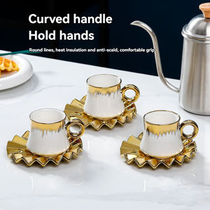 Ensemble de tasses et soucoupes en céramique plaquées or, style nordique européen, avec décor en relief doré - Product Image 4