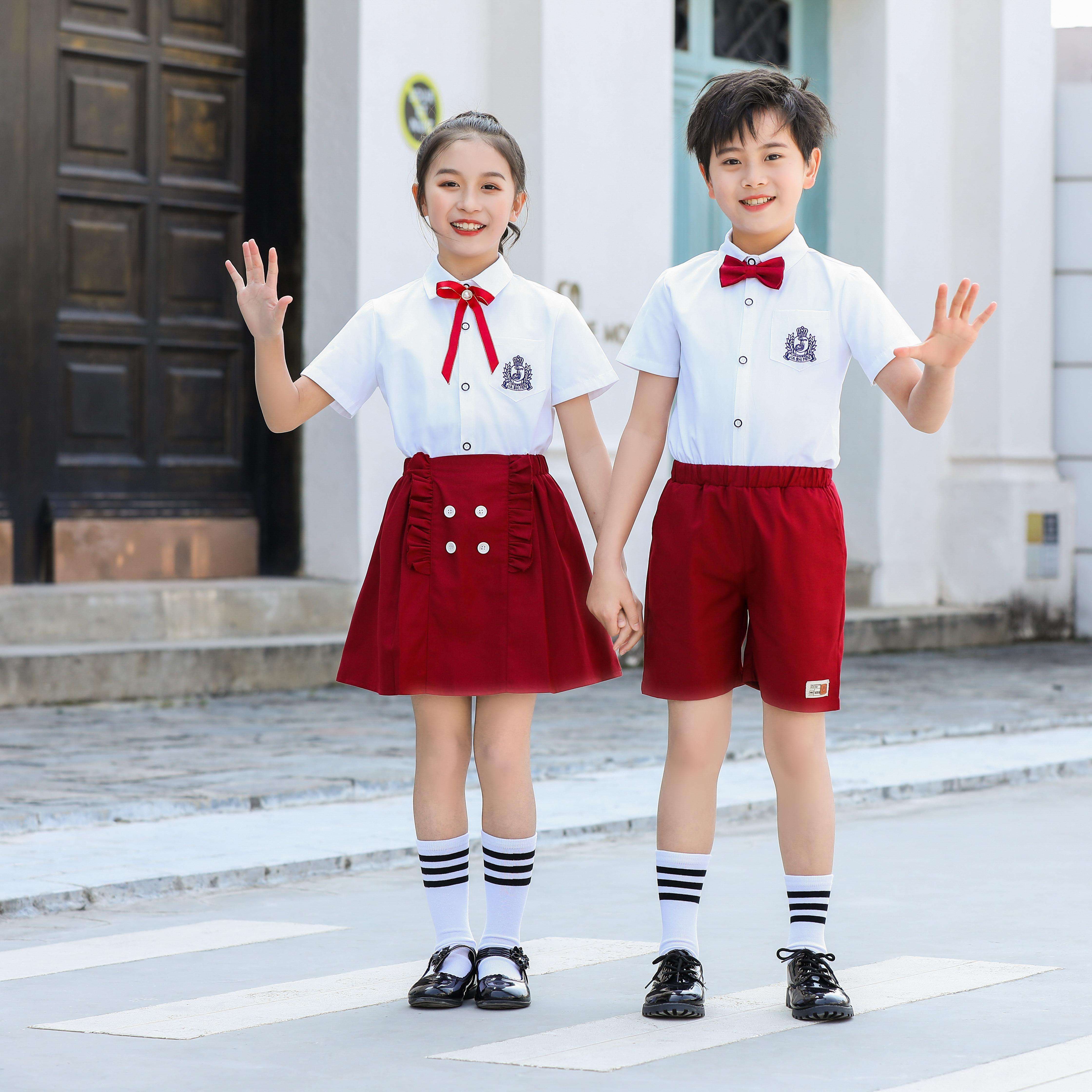 เสื้อโปโลสีขาว + กระโปรงสีแดง