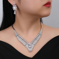 Magnifique Ensemble Collier et Boucles d'Oreilles en Zircon Cubique Blanc, Rouge, Vert, Plaqué Or Vintage, pour Mariage et Soirée Femme, 2 Pièces CN11227