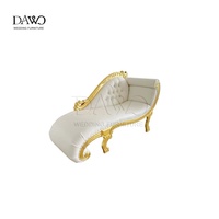 Chaise longue européenne moderne deux places blanche et or avec pieds dorés pour villa et salle à manger, idéale pour banquets de mariage et événements