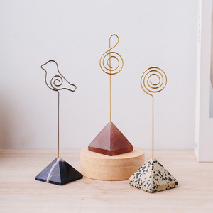 Portafotos de Cristal Natural en Forma de Pirámide, Clip para Notas con Piedra Curativa y Alambre Metálico para Decoración de Escritorio y Organización de Oficina, Venta al Por Mayor - Product Image 4
