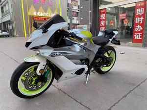 La <span class=keywords><strong>moto</strong></span> sportive <span class=keywords><strong>Yamaha</strong></span> <span class=keywords><strong>500cc</strong></span> à deux cylindres avec moteur à essence convient aux trajets urbains et aux expériences sur piste. - Product Image 4