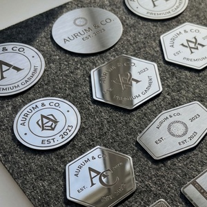 Étiquettes gaufrées en film thermocollant métallisé brossé, doux et respectueux de la peau, pour patchs de vêtements personnalisés - Product Image 2