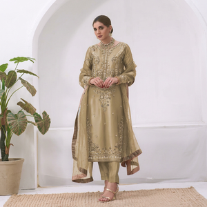 Tunique longue en soie dorée scintillante de style ethnique moderne avec pantalon, ensemble festif indo-occidental - Product Image 1