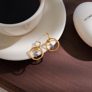 Boucles d'oreilles de créateur en acier inoxydable plaqué or 18 carats, de luxe, imperméables, hypoallergéniques, bicolores, en forme de colombe, vente en gros - Product Image 3