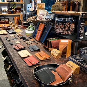 เฟอร์นิเจอร์ตกแต่งร้านกระเป๋าถือสมัยใหม่ ตู้โชว์กระเป๋า ตู้โชว์รองเท้า และตู้โชว์ติดผนัง - Product Image 5