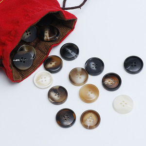 Boutons 4 trous personnalisés <span class=keywords><strong>de</strong></span> haute qualité pour chemise hommes costume manteau pardessus bouton en résine Vente en gros - Product Image 1