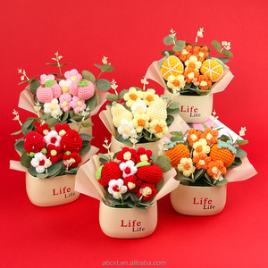 Vente en gros <span class=keywords><strong>de</strong></span> fleurs et plantes artificielles faites main au crochet, fleurs <span class=keywords><strong>de</strong></span> fraises au crochet, plantes en <span class=keywords><strong>pot</strong></span> - Product Image 1