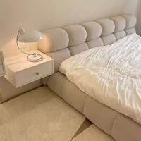 Lit double de 1,8 mètre en pâte feuilletée style crème, chambre principale et grand lit