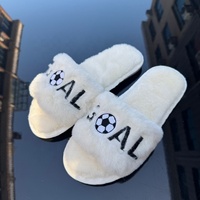 Nouvelles pantoufles chaudes et antidérapantes en peluche pour femme, style dessin animé football, semelle épaisse en TPR, collection automne-hiver