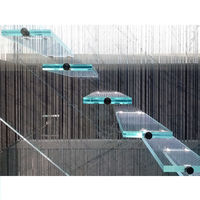 Piscine escaliers avec marches en verre garde-corps en verre