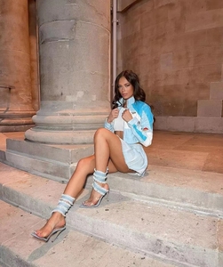 Sandalias de Tacón Alto con Punta en Pico y Diseño de Serpiente en Mezclilla, Estilo Europeo y Americano, Sexy, Primavera 2025, Último Modelo, Gran Venta - Product Image 2