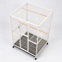 Grande cage d'élevage blanche à trois niveaux avec accessoires complets et support mobile pour l'élevage en groupe de petits et moyens perroquets