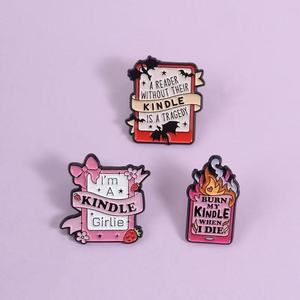 Divertido y Adorable Pin de Esmalte <span class=keywords><strong>con</strong></span> Diseño de Dibujos Animados para Amantes de los Libros, Pin Metálico Rosa para Lector de Libros Electrónicos, Insignia para Mochilas - Product Image 2