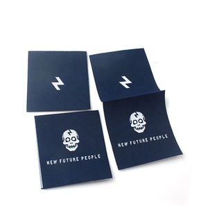 <span class=keywords><strong>Couture</strong></span> sur logo personnalisé bon marché pli central damassé vêtement tissu tissé marque vêtements étiquettes principales étiquettes pour vêtements - Product Image 3