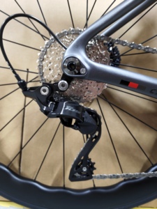 Sepeda Balap TWITTER CYCLONE 700c SHIMANO 105 R7120-24Speed Pria Aero Carbon Fiber Manual Shifting - Product Image 3