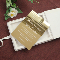 Boîte cadeau d'invitation de mariage minimaliste en velours blanc cassé avec carte en acrylique miroir doré et texte estampé à chaud pour cérémonie de mariage