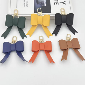 Porte-clés et breloque de <span class=keywords><strong>sac</strong></span> à <span class=keywords><strong>main</strong></span> en cuir PU de luxe pour <span class=keywords><strong>femme</strong></span> avec nœud, porte-clés mignon de marque automobile pour cadeaux promotionnels d'affaires - Product Image 3