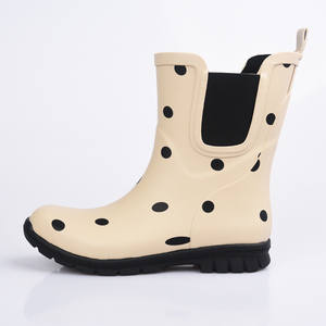 Une paire de bottes de <span class=keywords><strong>pluie</strong></span> pour femmes, imperméables et douces, de couleur <span class=keywords><strong>beige</strong></span>, avec motifs circulaires noirs - Product Image 3