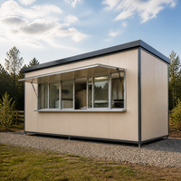 Unité de cuisine mobile préfabriquée avec large façade vitrée pour service de restauration sur chantier