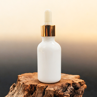 Flacon compte-gouttes en verre blanc de 20-155 ml en gros avec bouchon doré, flacon vide pour huiles essentielles, contenant de sérum cosmétique avec logo personnalisé