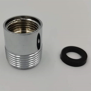 Adaptateur de robinet en cuivre, conversion de filetage interne à externe de 4 à 6 points, installation facile, design minimaliste - Product Image 1