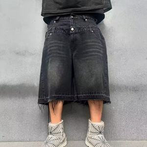 กางเกงยีนส์ขาสั้นผู้ชายทรงกลางเอวสูง สีเข้มฟอกกรด แต่งขาดแบบวินเทจ พร้อมโลโก้ถักสีเดนิมแบบกำหนดเอง ขายส่ง - Product Image 4