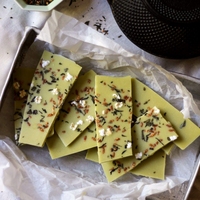 Toptan Matcha Beyaz Çikolata Tablet Latte Aromalı Gurme Şekerleme Süpermarket ve E-ticaret için Özel Paket