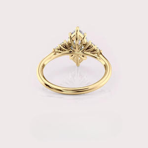 Bague de fiançailles en diamant de laboratoire taille marquise avec accents de pierres latérales rondes en or jaune/blanc/rose 18 carats - Product Image 4