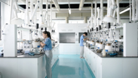 Agent de nettoyage pour machine à colle thermofusible, dissolvant industriel pour réservoir et rouleaux de colle PUR, dissolvant rapide des adhésifs