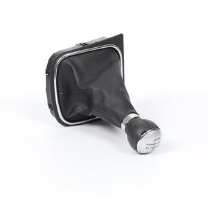 Couvercle de levier de vitesse en cuir pour Volkswagen Sagitar, 5 ou 6 vitesses, transmission manuelle, noir avec surpiqûres rouges - Product Image 1