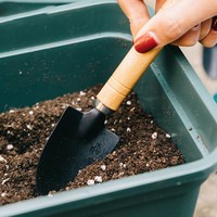 Set di 3 Mini Attrezzi da Giardino all'Ingrosso con Manico in Legno Naturale, Paletta, Vanga e Rastrello in Acciaio al Carbonio