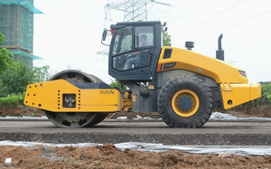 Compacteur vibrant avancé 6630E, classe 30t, 4 vitesses, vitesse de déplacement 10,4 km/h et capacité de franchissement de pente de 45 % - Product Image 4