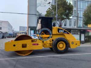 Compacteur routier d'occasion d'origine japonaise CAT CS683E pour la compactation d'asphalte, 110 kW Diesel, à bon prix - Product Image 3