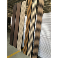 Installation DIY de panneaux acoustiques et insonorisants en lattes de bois, panneaux muraux 3D en lattes noires