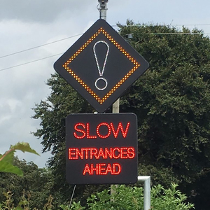 ป้ายเตือนความปลอดภัยบนท้องถนนแบบ LED พลังงานแสงอาทิตย์ รูปทรงเพชร สีดำ ทำจากอะลูมิเนียม สำหรับลดความเร็ว - Product Image 5