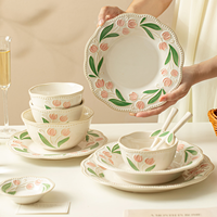 Service de table en céramique classique 2026 avec motifs floraux en relief, vaisselle décorative sous glaçure colorée, assiettes compatibles micro-ondes, vente en gros