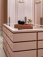 Îlot de dressing minimaliste avec dessus en verre, commode, îlot de dressing avec rangement central en bois massif