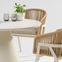Ensemble de salle à manger moderne en rotin pour l'extérieur - Chaises et table résistantes à l'eau et aux UV pour villa, jardin, hôtel (personnalisable)