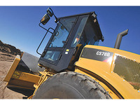 Compacteur vibrant à tambour unique lourd avec cabine climatisée isolée pour la protection du conducteur contre le bruit et la poussière tout au long de la journée de travail