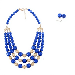 Nouveau Collier de Perles en Résine Rouge pour Femme, Bijou Tendance Plaqué Or, Chaîne pour Fête et Occasions Spéciales, Modèles de Colliers pour Femme - Product Image 2