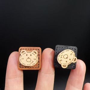 Cuentas de madera cuadradas con forma de oso giratorio y orificios pasantes para la fabricación de pulseras, accesorio coleccionable - Product Image 1