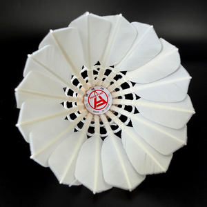 Volant de badminton professionnel SNOWPEAK T2 en plumes d'oie de quatrième qualité, durable, haute performance, avec logo personnalisé et faible MOQ - Product Image 2