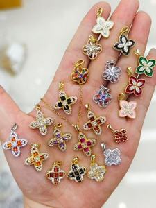 Ciondoli di Lusso Personalizzati a Forma di Quadrifoglio con Zirconi, Placcati in Oro, Collana Scintillante con Charm a Quadrifoglio - Product Image 5